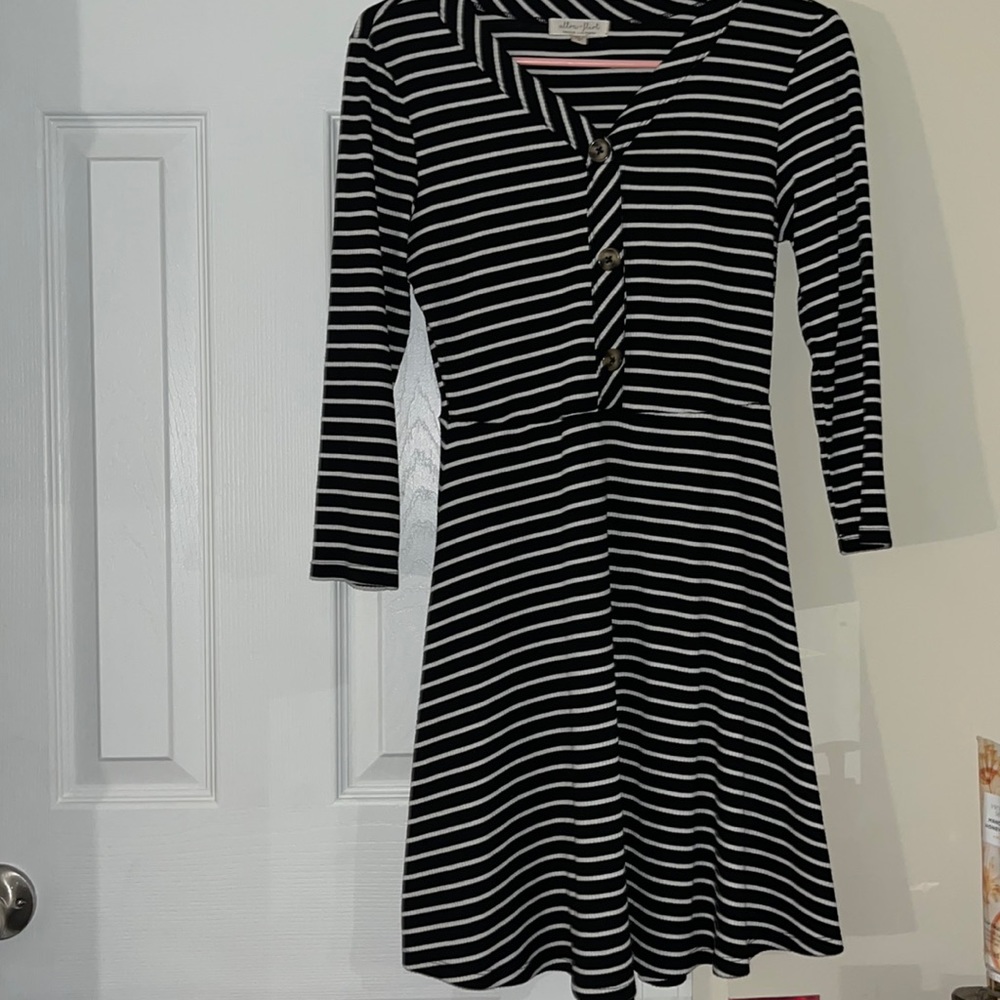 Pattern dress with buttons and it’s short